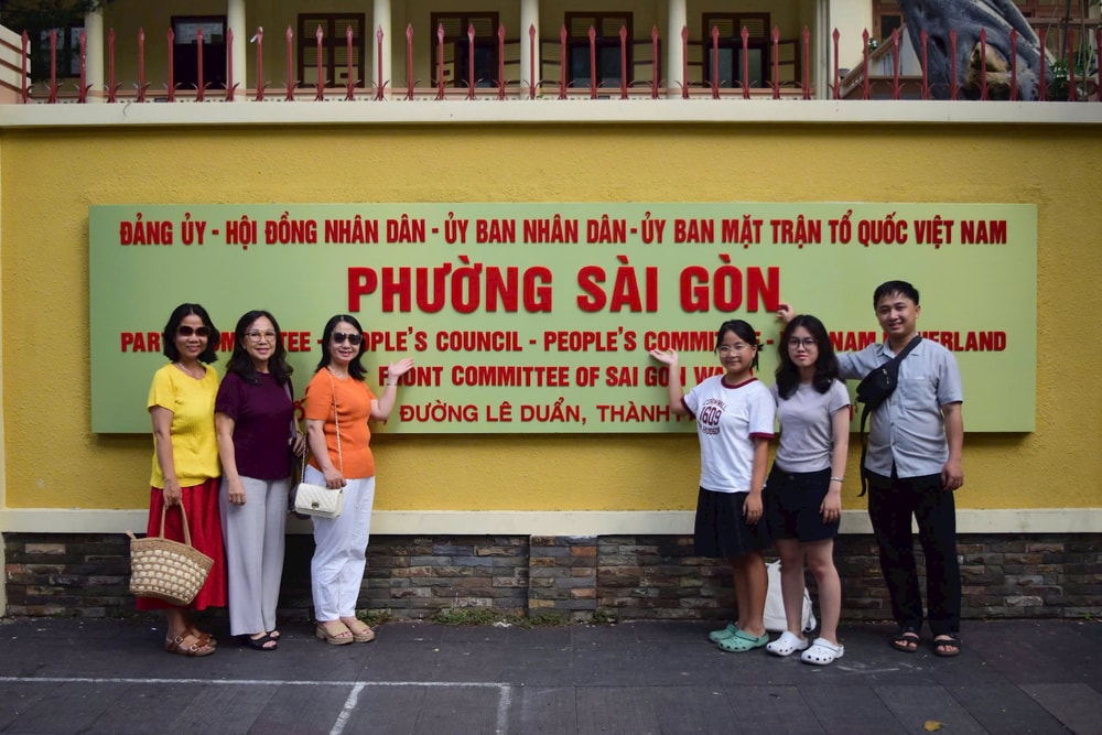 Trụ sở phường Sài Gòn thu hút người dân đến check-in3