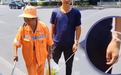Người mẹ lao công dẫn con trai thiểu năng trí tuệ nhặt rác giữa trời nắng