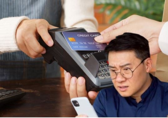 Thấy thẻ tín dụng có giao dịch lạ, người đàn ông mua chai nước rồi báo công an: "ngân hàng phải bồi thường"