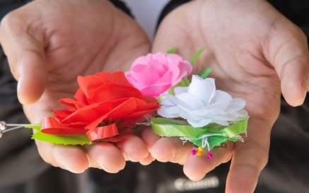 Vì sao có nghi thức bông hồng cài áo trong lễ Vu lan?