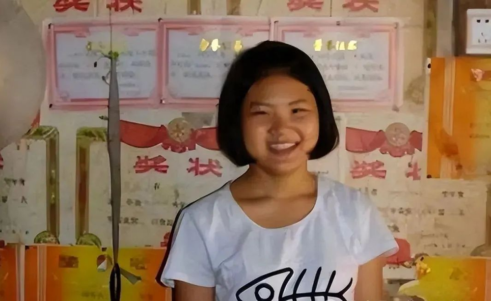 Nhặt đứa bé gái bị bỏ rơi ở cổng, 2 người đàn ông nhận cái kết sau 30 năm
