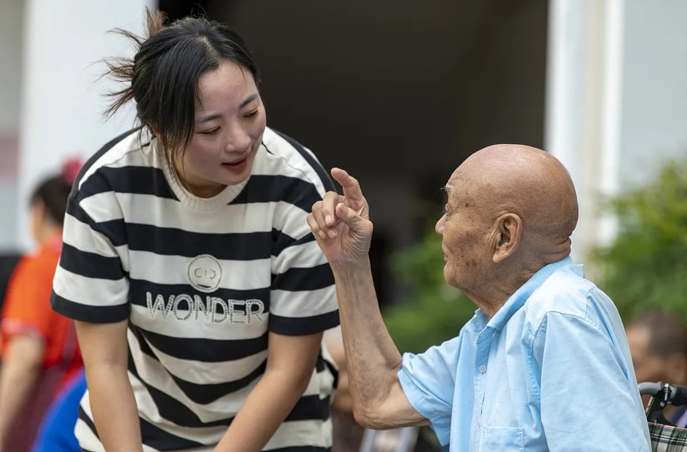 Nghề viết hồi ký cho người cao tuổi trở thành ngành công nghiệp thúc đẩy nền kinh tế bạc tại Trung Quốc