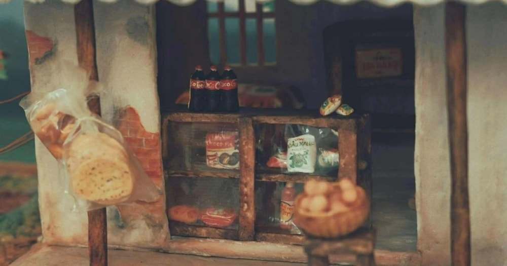 Cô gái làm bánh trung thu mô hình tiệm tạp hoá thập niên 2000