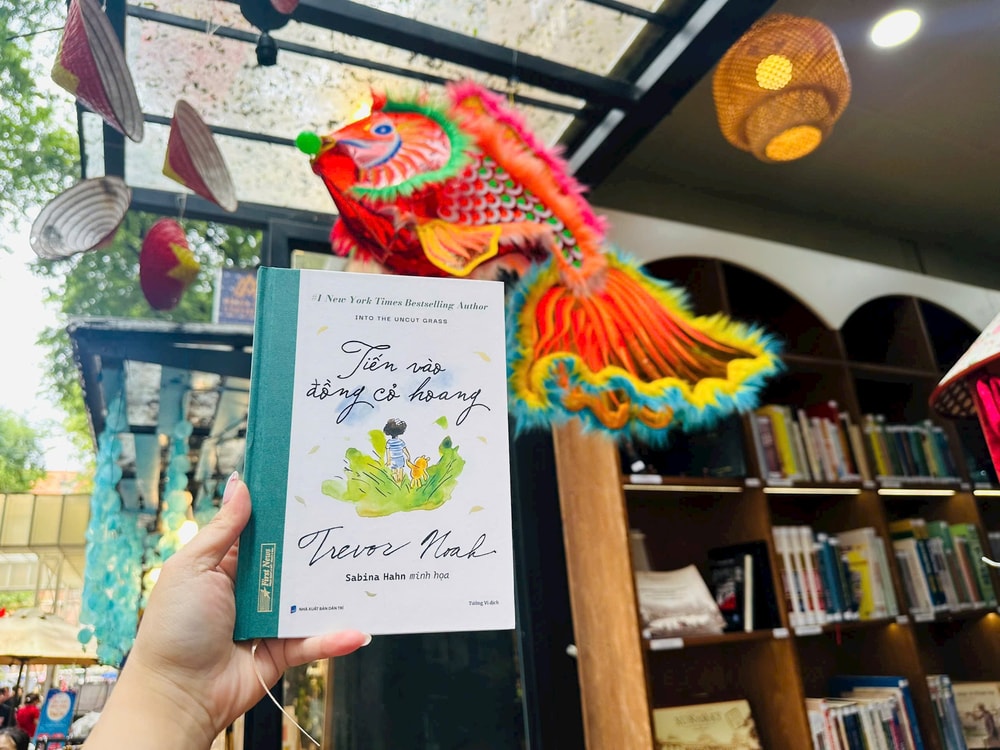 Tiến vào đồng cỏ hoang - Khi cậu bé và gấu bông Walter dạy ta về yêu thương. quà Trung thu ý nghĩa cho bé