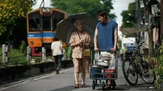 “Bát cơm sắt” kiểu mới của thế hệ sau 2000: Khi người trẻ chọn làm “cháu ngoan toàn thời gian”