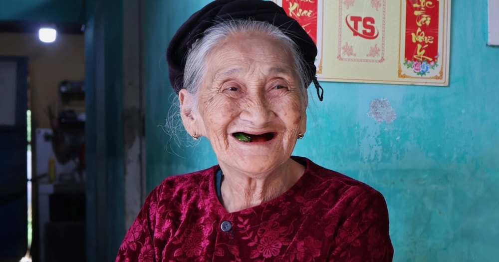 Cụ bà chèo đò ở Việt Nam được mệnh danh “cụ bà đẹp nhất thế giới”