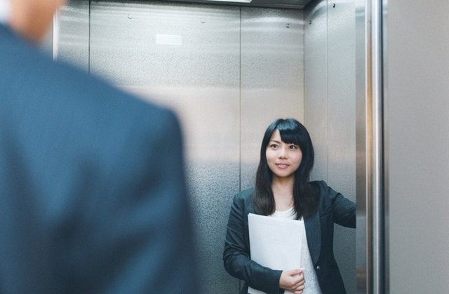 Sếp nữ hỏi: "Nếu đi công tác cùng tôi mà vợ bạn ghen thì sao?", nam ứng viên chốt 1 câu khiến sếp bật ngửa