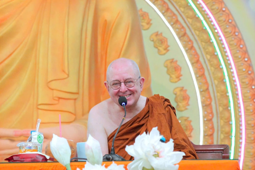 Ajahn Brahm và những tác phẩm giúp người đọc học cách buông bỏ và an trú