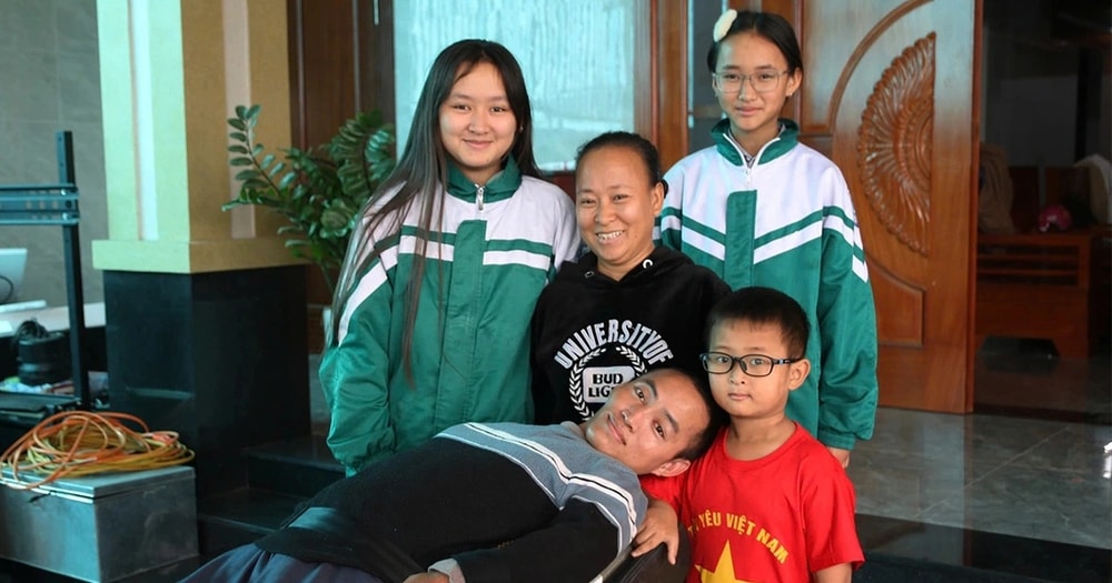 Người đàn ông Nghệ An nằm ngửa như khúc gỗ cưới vợ, xây nhà tiền tỷ
