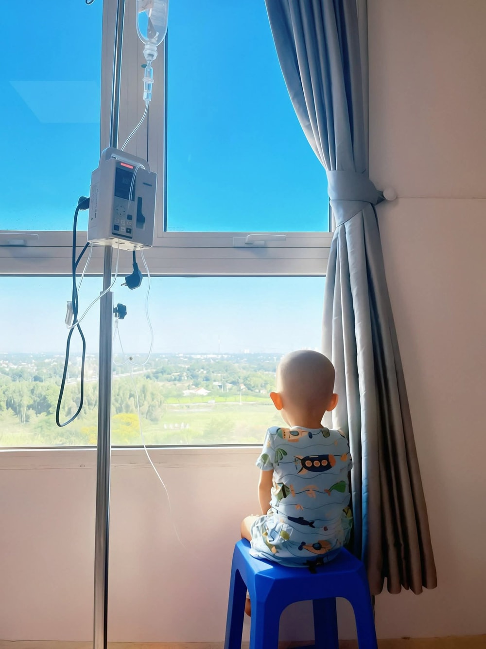 Bức ảnh gây xúc động ngày Tết tại một bệnh viện nhi: Nơi người lớn học cách mạnh mẽ từ những đứa trẻ