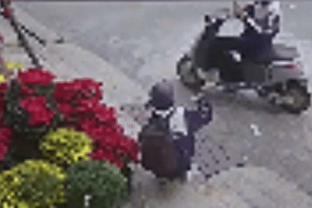 Hai học sinh cúi đầu “cảm ơn camera” và phản ứng bất ngờ của chủ nhà