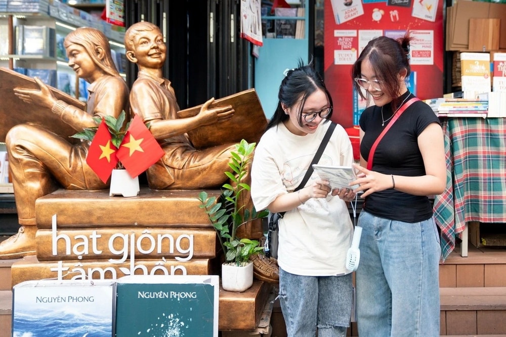 'Điểm nghẽn' giữ xe lại làm khó Đường sách TP.HCM