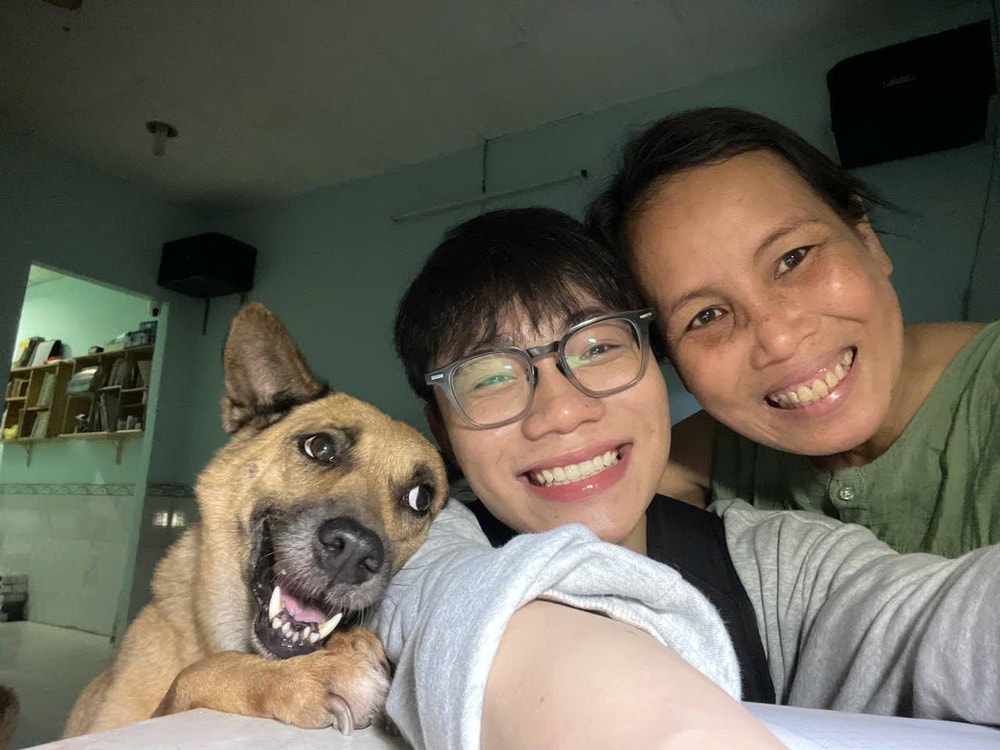 Bức ảnh Nguyễn Minh Nhật, 3 nụ cười và 20 năm cùng mẹ đi qua bệnh tật khiến cộng đồng mạng muốn về nhà lập tức