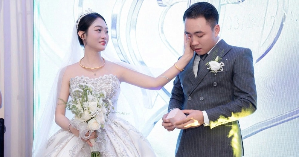 Ninh Bình: Chú rể bật khóc khi nhận món quà từ người cha quá cố gửi 26 năm trước