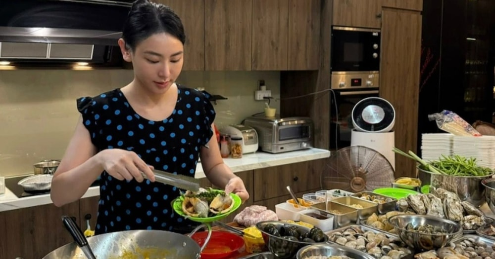 Người mẹ ở TPHCM chi tiền dựng quán vỉa hè ở bếp, “chơi đồ hàng” cùng con
