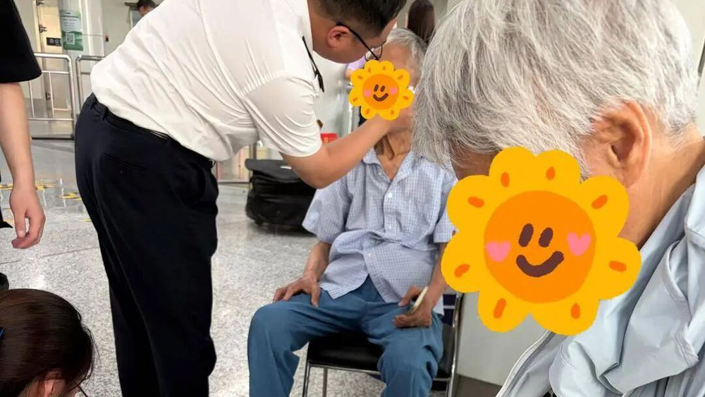 Cô giáo làm "tấm đệm sống" cứu người già trên thang cuốn