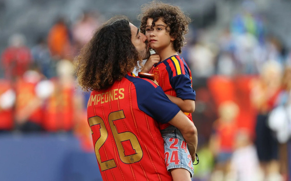Người hùng Tây Ban Nha Marc Cucurella: "Bóng đá rất quan trọng nhưng gia đình còn quan trọng hơn nhiều"