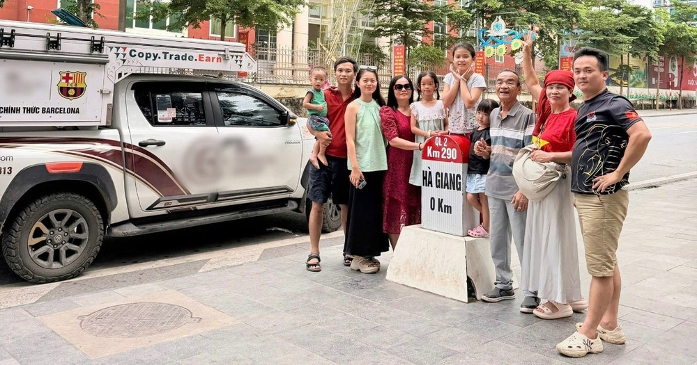 TP.HCM, vợ chồng mang "nhà di động" 1,5 tỷ đồng đưa bố mẹ phượt 2.000km