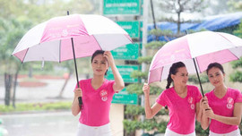 Thí sinh Hoa hậu Việt Nam che dù tránh mưa tập luyện cho đêm chung khảo phía Bắc