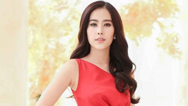 Nam Em hát ca khúc tự sáng tác tại chung kết Hoa hậu Đại sứ du lịch thế giới 2018