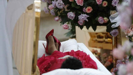 Thi thể 'nữ hoàng nhạc Soul' Aretha Franklin diện đầm đỏ và mang giầy Christian Louboutins