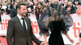 Lady Gaga quyến rũ, nắm chặt tay Bradley Cooper ngày ra mắt phim