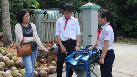 Máy bóc vỏ trái dừa giá chỉ 2 triệu đồng của hai học sinh lớp 8