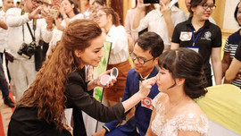 Hồ Ngọc Hà, Nguyễn Phi Hùng xúc động trong  lễ cưới của 40 cặp đôi khuyết tật
