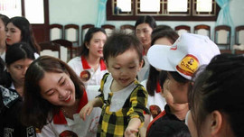 Thí sinh Hoa khôi sinh viên VN thăm làng SOS và nhặt rác ở biển Đà Nẵng