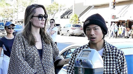 Angelina Jolie xuống phố cùng con trai người Việt Pax Thiên giữa tin Brad Pitt hẹn hò với Charlize Theron
