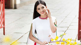 Hoa hậu Trần Tiểu Vy duyên dáng trong áo dài xuân