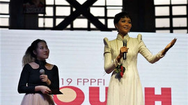 H'Hen Niê mặc áo dài trắng, giản dị trò chuyện với 12.000 khán giả Philippines