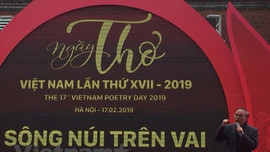 Tranh cãi về câu khẩu hiệu tiếng Anh trong Ngày thơ Việt Nam 2019
