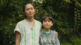 Diễn viên gốc Việt, Hồng Châu ‘hóa’ người mẹ đơn thân trong phim cảm động về gia đình ‘Driveways’