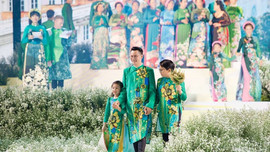 Hoàng Bách và hai con trình diễn thời trang trên phố đi bộ Nguyễn Huệ