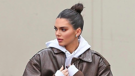 Kendall Jenner gây sốc khi khoe rắn cưng bò trên đầu