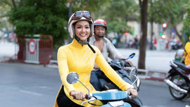 H’Hen Niê tự chạy xe máy tham gia bế mạc Lễ hội áo dài 2019
