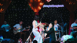 Quang Hà quỳ gối tặng hoa cho Lệ Quyên