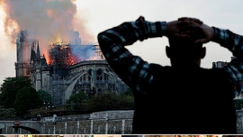 Hàng ngàn người khóc và cầu nguyện khi Nhà thờ Đức Bà Paris chìm trong biển lửa: 'Nghệ thuật và lịch sử bị phá hủy trước mắt chúng ta'