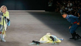 Bi kịch người mẫu nam chết sau khi ngã quỵ trên sàn catwalk