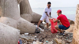 Tuấn Hưng được khen ngợi khi cùng bạn bè dọn rác sau ngày nghỉ lễ ở đảo Lý Sơn