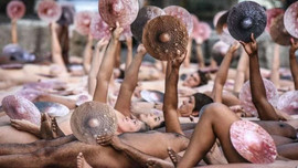 Hàng trăm người khoả thân biều tình trước trụ sở Facebook phản đối kiểm duyệt ảnh nude