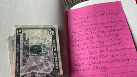 Nhận được 5 đô cùng tờ giấy kẹp trong sách từ một người lạ, cuộc sống của cô gái trẻ thay đổi hoàn toàn