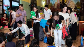 Ca sĩ Hà Phương dắt 2 con gái nhỏ từ Mỹ về Việt Nam làm từ thiện