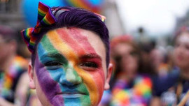 Ian McKellen và Sam Smith tham gia diễu hành tự hào LGBT lớn nhất trong lịch sử Anh