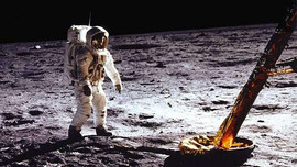 Băng video cảnh Apollo 11 đổ bộ mặt trăng được bán với giá 1,8 triệu USD