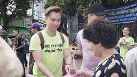 Hồ Việt Trung,  Lương Gia Huy đi làm từ thiện tháng Vu Lan
