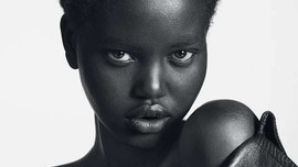 Siêu mẫu Adut Akech: Hành trình từ Nam Sudan đến Saint Laurent
