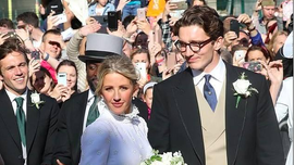 Ellie Goulding cưới chồng doanh nhân kém 5 tuổi