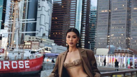 Siêu mẫu Minh Tú diện vest 'hở bạo' trên đất Mỹ
